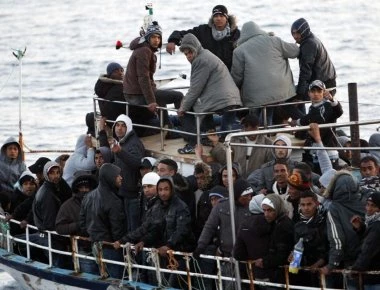 Ιταλία: Εγκλωβισμένοι σε πλοίο 150 παράνομοι μετανάστες - Δεν τους δέχεται κανείς